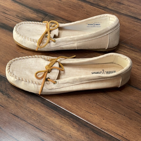 Minnetonka flats size 9 tan with leather tie - Picture 2 of 8